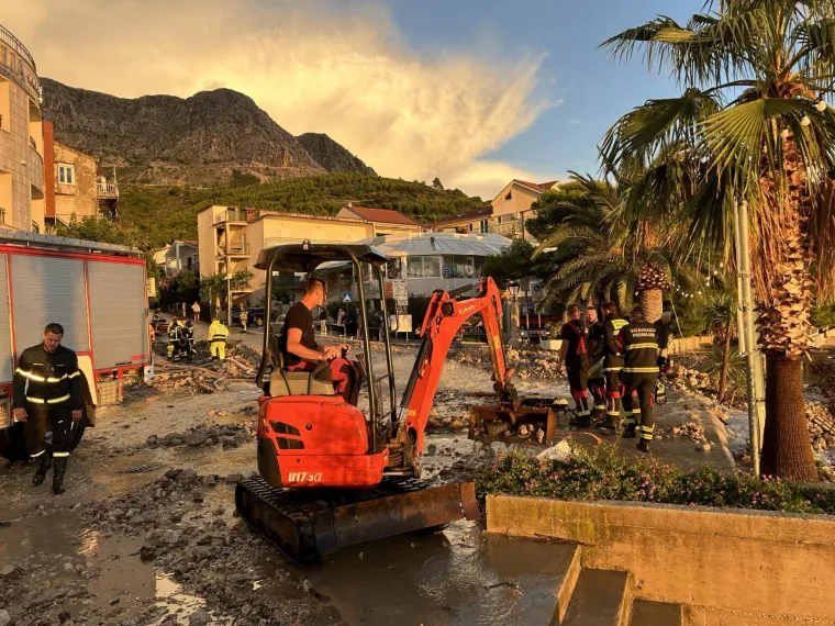 Nakon kataklizme u BiH, užasni prizori i kod nas. Ceste pretvorene u rijeke, hitne službe bore se s vodom