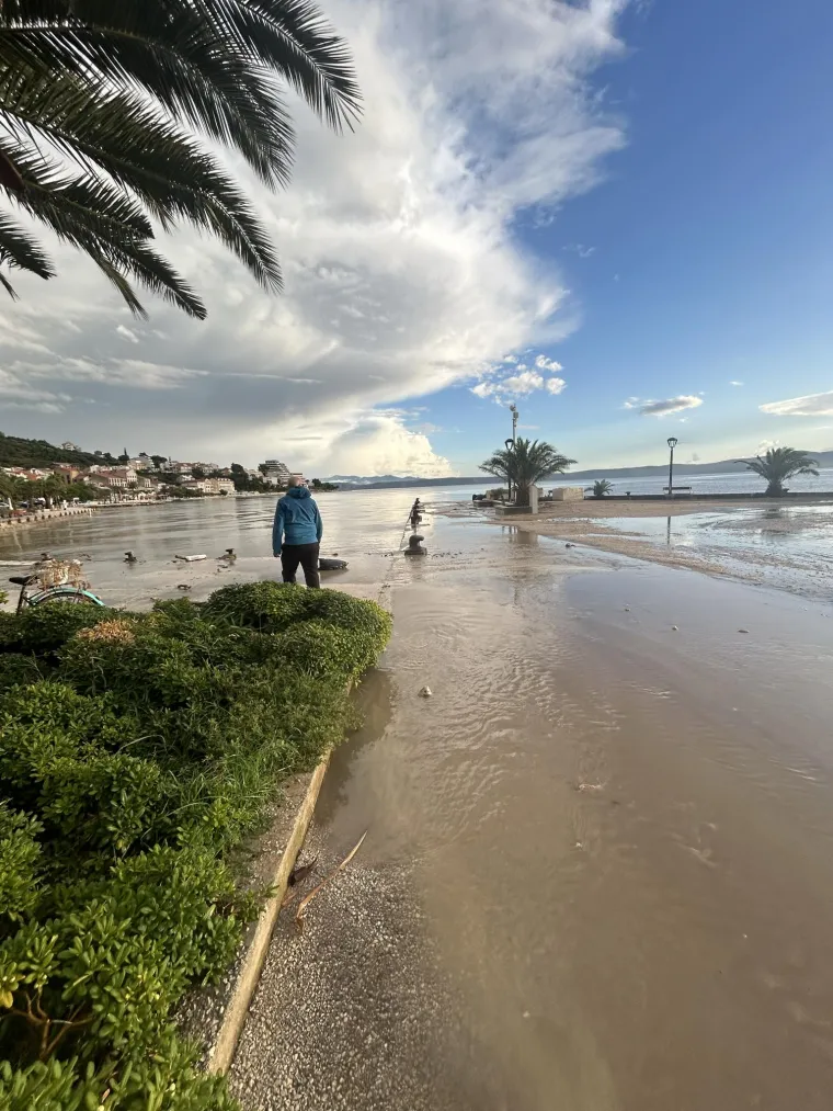 Nakon kataklizme u BiH, užasni prizori i kod nas. Ceste pretvorene u rijeke, hitne službe bore se s vodom