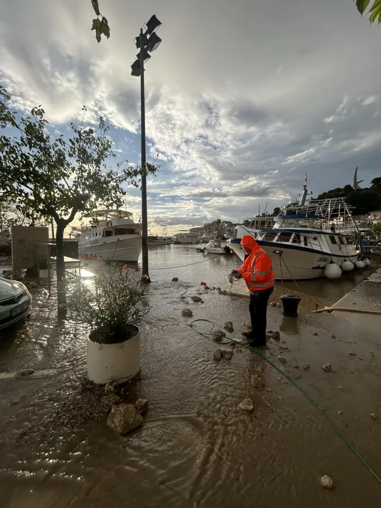 Nakon kataklizme u BiH, užasni prizori i kod nas. Ceste pretvorene u rijeke, hitne službe bore se s vodom