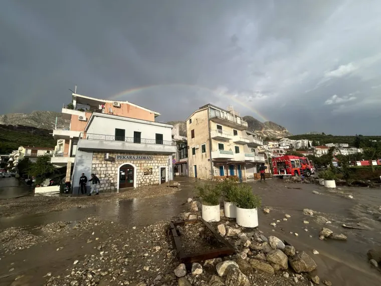 Nakon kataklizme u BiH, užasni prizori i kod nas. Ceste pretvorene u rijeke, hitne službe bore se s vodom