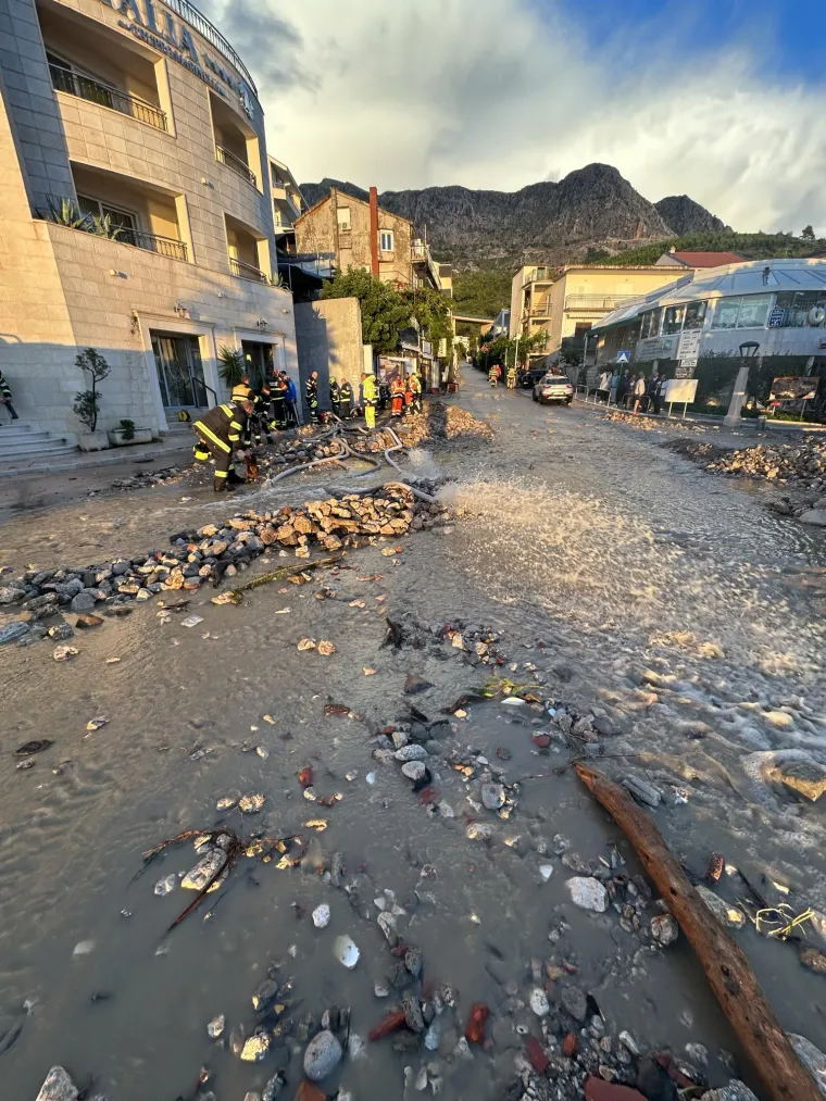 Nakon kataklizme u BiH, užasni prizori i kod nas. Ceste pretvorene u rijeke, hitne službe bore se s vodom
