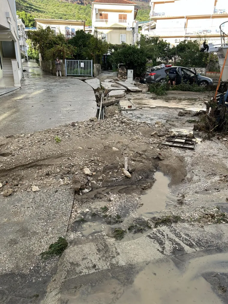 Nakon kataklizme u BiH, užasni prizori i kod nas. Ceste pretvorene u rijeke, hitne službe bore se s vodom