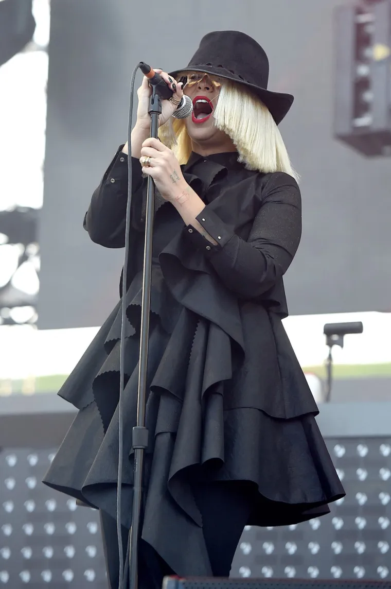 Sia je poznata po svom zaštitnom znaku - perici, koja u potpunosti prekriva njezino lice kako bi sakrila svoj identitet.