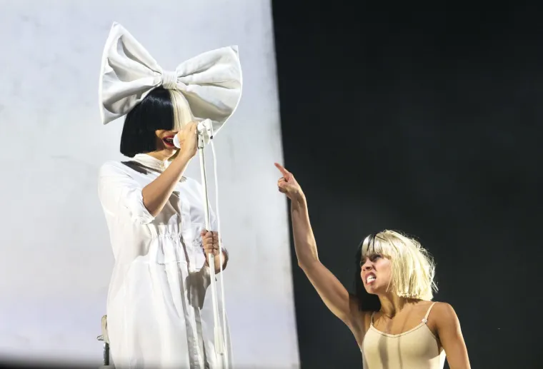 U njezinim glazbenim spotovima, Sia se često ne pojavljuje osobno. Umjesto toga, koristi talentirane plesače poput Maddie Ziegler, koja je postala stalna figura u njezinim vizualima.  