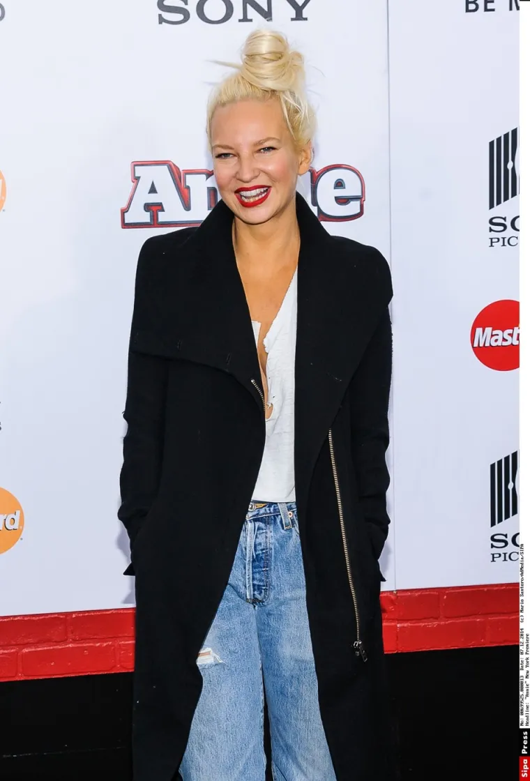 Međutim, u nekoliko prilika, Sia je pokazala svoje lice u javnosti. 