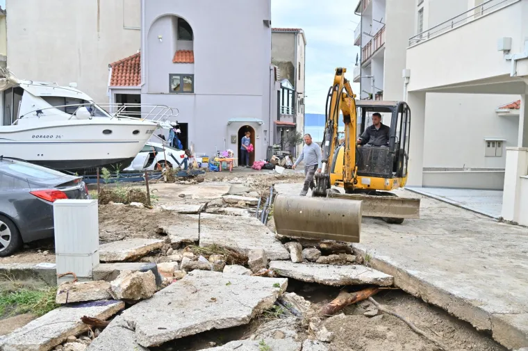Ovako izgleda Podgora dan nakon kataklizme. Šteta je ogromna