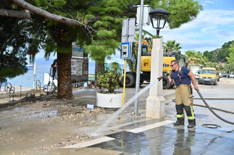 Ovako izgleda Podgora dan nakon kataklizme. &Scaron;teta je ogromna