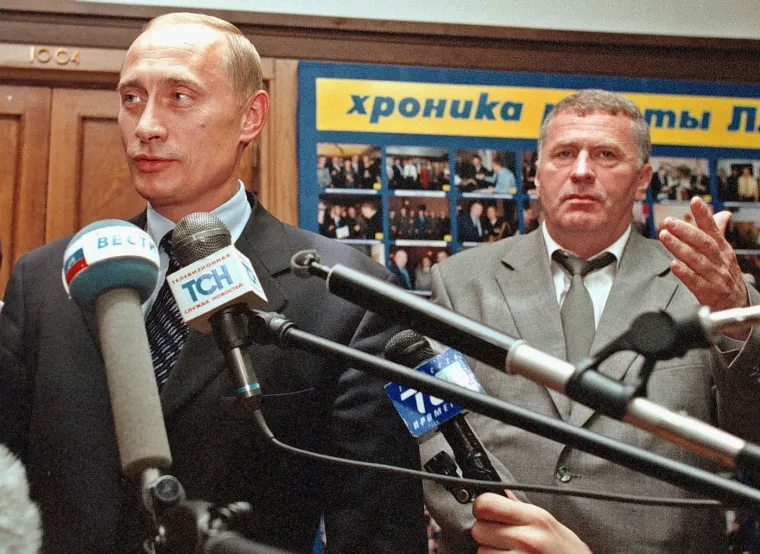 Putin je rođen 7. listopada 1952. godine u Lenjingradu (današnjem Sankt Peterburgu) u tadašnjem Sovjetskom savezu, sedam godina nakon završetka Drugog svjetskog rata. U opsadi Lenjingrada ubijen je njegov stariji brat, a roditelji su jedva preživjeli. Imao je teško djetinjstvo koje je utjecalo na ostatak njegova života. Na vlasti je od 2000. godine, dulje od bilo kojeg drugog čelnika Kremlja još od ere sovjetskog diktatora Josifa Staljina. FOTOGRAFIJA: Tada vršitelj dužnosti ruskog premijera Vladimir Putin i ultranacionalistički vođa Vladimir Žirinovski daju izjavu za medije nakon sastanka u Dumi, donjem domu ruskog parlamenta 1999. godine.