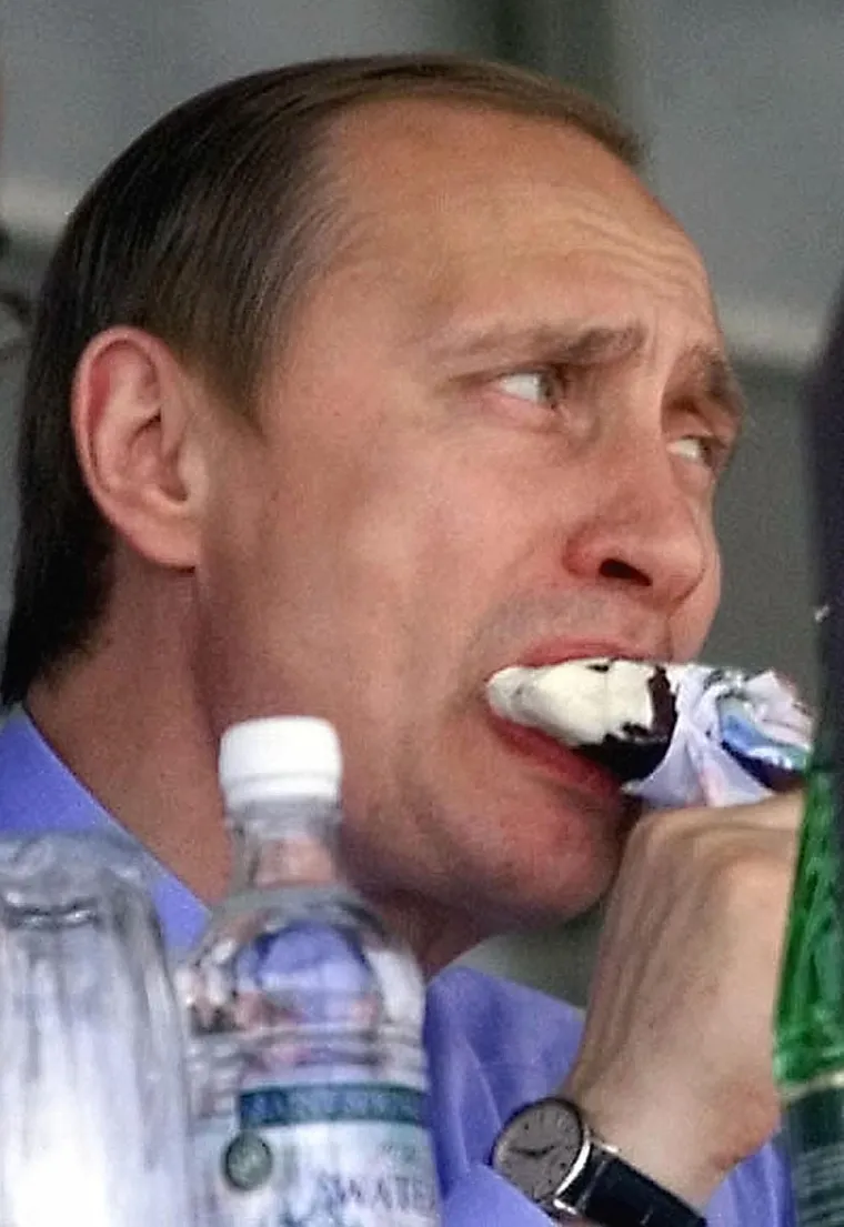 Nakon studija na Lenjingradskom državnom sveučilištu, Putin je kao diplomirani pravnik 1975. otišao ravno u sovjetsku obavještajnu službu, zloglasni KGB. Bio je to posao iz snova za mladića odgojenog na sovjetskim TV emisijama, poput &quot;Mača i štita&quot; koja je govorila o podmuklosti ruskog špijuna na tajnom zadatku u nacističkoj Njemačkoj. Sam je za sebe govorio da je bio &quot;krajnje uspješan proizvod sovjetskog patriotskog obrazovanja&quot;. FOTOGRAFIJA: Putin uživa u sladoledu tijekom posjeta izložbi oružja u uralskom gradu Nižnjem Tagilu u srpnju 2000. godine