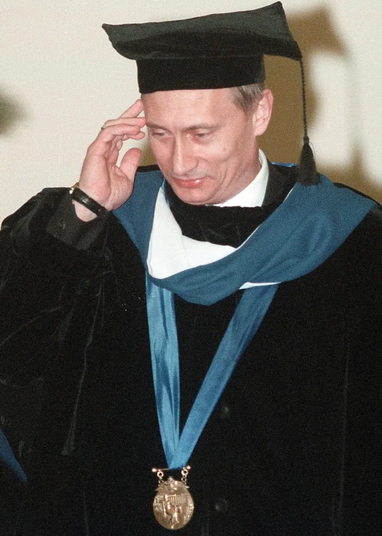 Čim se vratio u Sovjetski Savez, Putin je doživio i njegov raspad. S tim se gubitkom, mnogi tvrde, Putin nikada nije htio pomiriti. U 1991. Putin postaje zamjenik gradonačelnika Lenjingrada Anatolija Sobčaka. Bile su to godine na izmaku administracije Borisa Jeljcina, a istovremeno je krenuo strelovit Putinov uspon. FOTOGRAFIJA: Kao vršitelj dužnosti ruskog predsjednika Vladimir Putin primio je počasnu diplomu Pravnog fakulteta Sveučilišta u St. Peterburgu u siječnju 2000. godine.