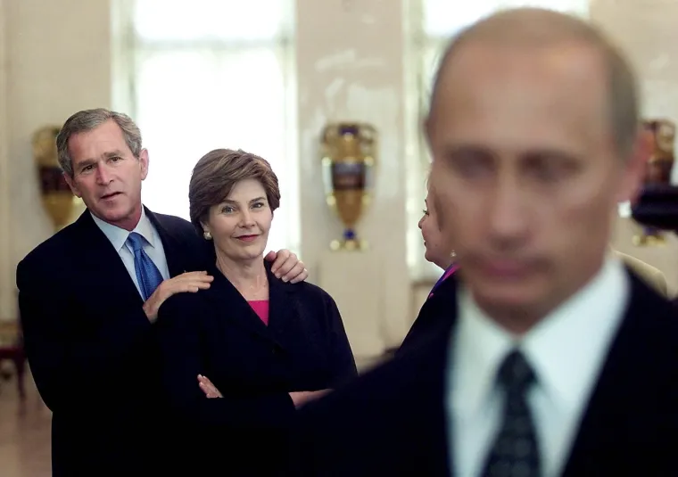 Tada&scaron;nji američki predsjednik George Bush i supruga i prva dama Laura Bush slu&scaron;aju Putina kako odgovara na pitanja novinara tijekom obilaska muzeja u Sankt Peterburgu 2002. godine.  