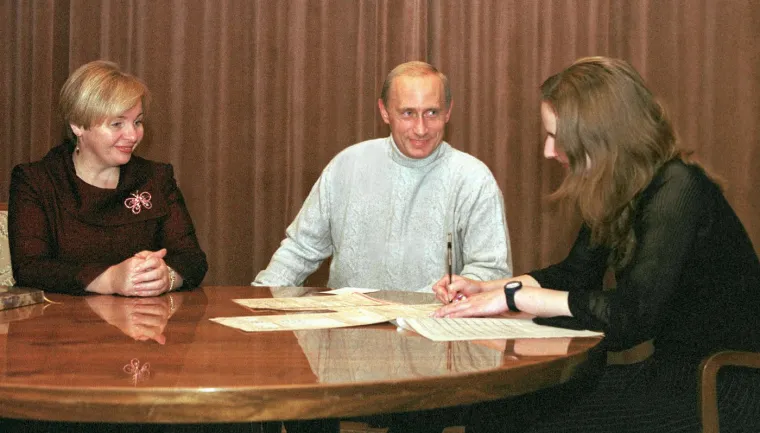 
Vladimir Putin i njegova biv&scaron;a supruga Ljudmila, 2002. godine u razgovoru s popisivačicom tijekom popisa stnovni&scaron;tva. 
