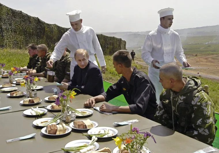 Vladimir Putin na ručku s ruskim vojnicima na poligonu Sergejevski u blizini Vladivostoka 2004. godine.