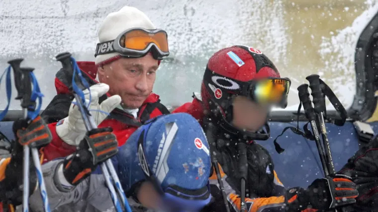 Putin se zajedno s lokalnom djecom priprema za spu&scaron;tanje tijekom posjeta planinskoj padini odmarali&scaron;ta u Sočiju 2007. godine. U veljači iste godine Komisija za procjenu Međunarodnog olimpijskog odbora stigla je u Soči tijekom odabira grada domaćina za Zimske olimpijske igre 2014. godine. 