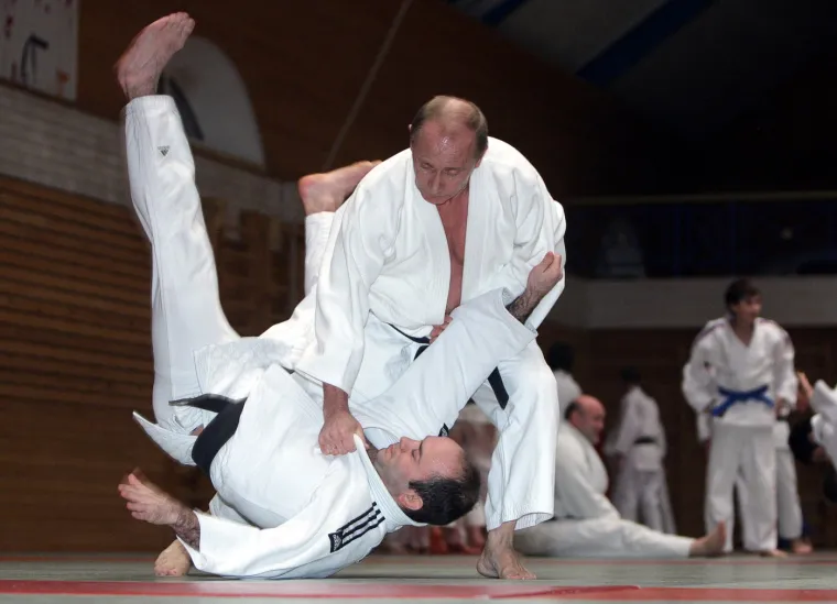 Putin drži judo trening u Top Athletic &scaron;koli tijekom radnog posjeta Sankt Peterburgu 2009. godine. 