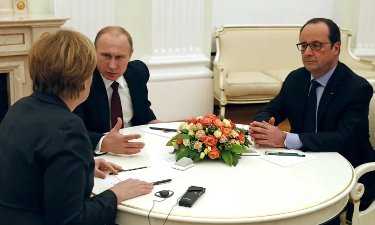 Vladimir Putin tijekom sastanka s biv&scaron;im francuskim predsjednikom Francoisom Hollandeom i biv&scaron;om njemačkom kancelarkom Angelom Merkel u Moskvi 2015. godine. 