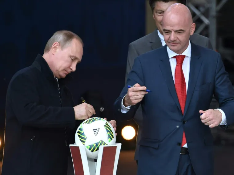 Putin i predsjednik FIFA-e Gianni Infantino tijekom pokretanja volonterskog programa 2016. uoči Svjetskog nogometnog prvenstva koje se dvije godine kasnije održalo u Rusiji 