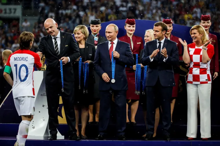 Vladimir Putin, francuski predsjednik Emmanuel Macron, biv&scaron;a hrvatska predsjednica Kolinda Grabar Kitarović i predsjednik FIFA-e Gianni Infantino tijekom dodjele medalja na Svjetskom nogometnom prvenstvu 2018. godine u Rusiji 