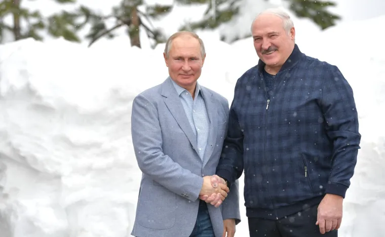 Vladimir Putin i bjeloruski predsjednik i njegov bliski saveznik Aleksandar Luka&scaron;enko u veljači 2021. godine