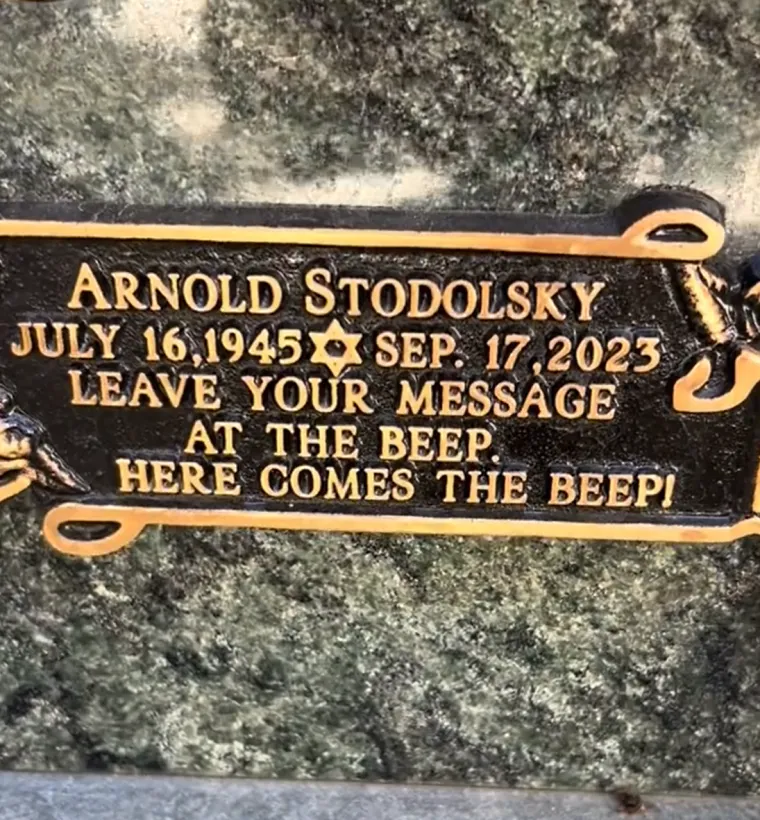 "Oti&scaron;ao si od nas prerano, jako nam nedostaje&scaron; i volimo te. Ostavite svoju poruku nakon signala. Evo signala."