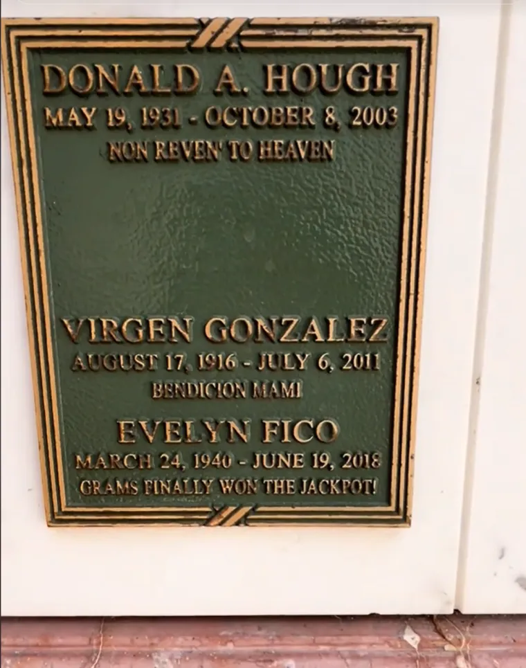 "Evo te ponovo u raju."
"Baka je konačno osvojila jackpot!"