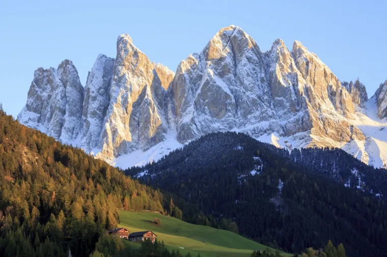 Ovo mjesto putnicima, planinarima i ljubiteljima prirode osigurava beskrajno zadovoljstvo i uživanje. Dolomiti, posebno dolina Val di Funes, poznati su po zaista nevjerojatnoj prirodi, i priroda izgleda kao s razglednice.
