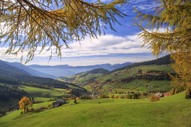 Selo Sveta Magdalena nalazi se u Italiji na nadmorskoj visini od oko 1350 metara, okruženo je spektakularnim planinama, pašnjacima i pitomim livadama, a njegova ljepota je identična u svim godišnjim dobima. 
