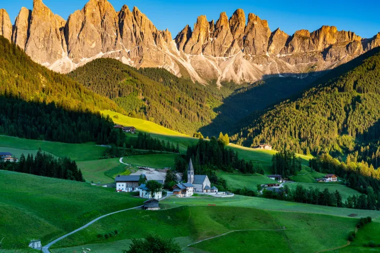 Na malom području na samom rubu doline Val di Funes, na sjeveroistoku zemlje, živi nešto više od 400 stanovnika te su mnogi povezani s turizmom, što je razumljivo. U sunčanim razdobljima godine, ovdje je najbolji aktivan odmor i pješačenje po brdima i livadama. Zimi, naravno, skijanje i uživanje u zimskim sportovima.