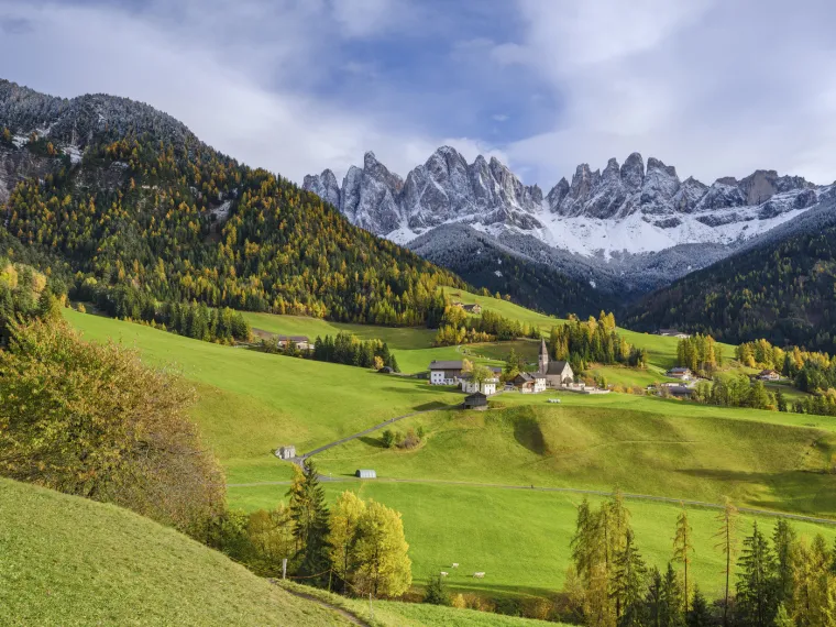 Ovo selo sa svojom skromnom veličinom, ali grandioznom ljepotom, zauzima posebno mjesto na mapi Dolomita i u srcima svih koji ga posjete.