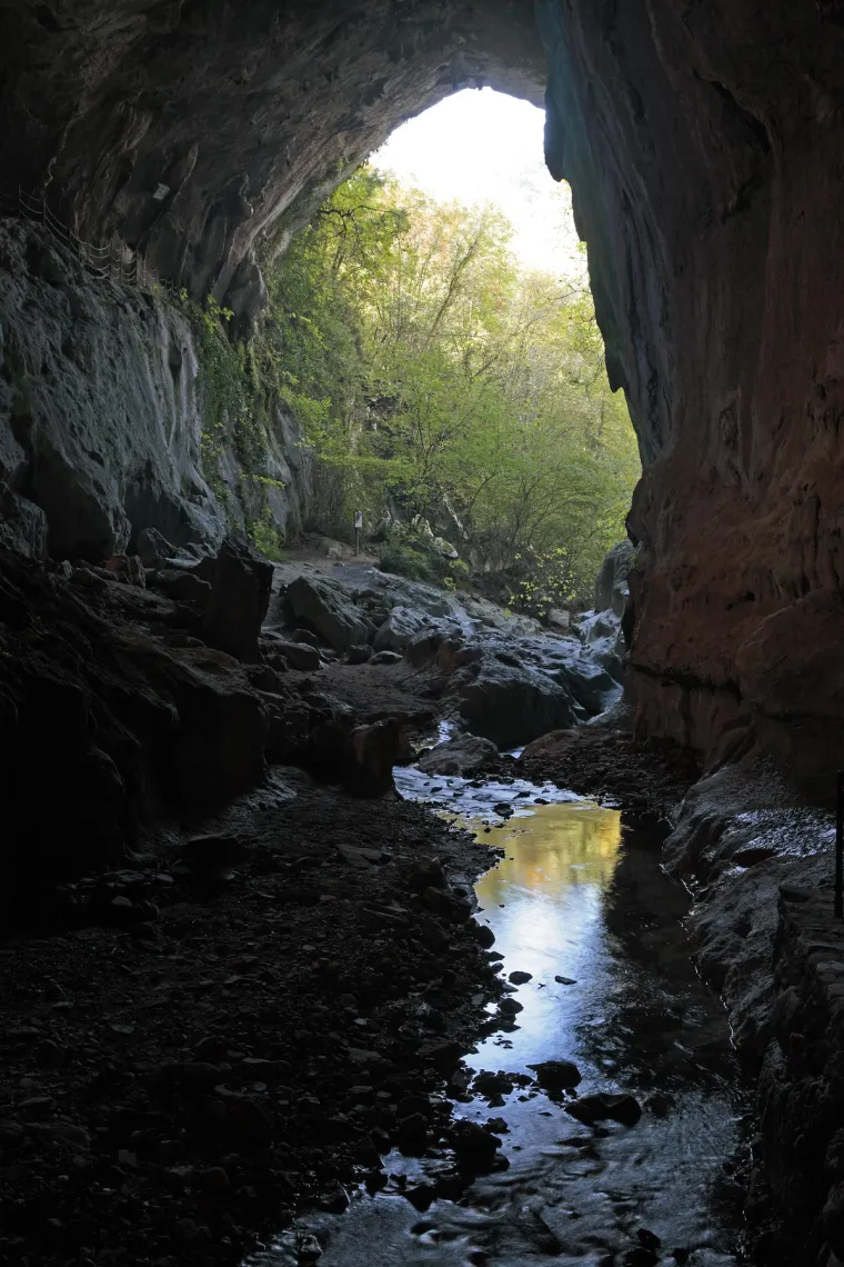 Zugarramurdi, Španjolska - ovo malo selo u Navari poznato je kao &quot;Selo vještica&quot; zbog svoje mračne povijesti vezane uz inkviziciju i suđenja vješticama u 17. stoljeću. Špilja Zugarramurdi, poznata i kao &quot;Vještičja špilja&quot;, navodno je bila mjesto gdje su se održavali sabati vještica.

Danas je špilja turistička atrakcija, ali mnogi posjetitelji i dalje prijavljuju čudne osjećaje i neobjašnjive pojave dok se nalaze u njoj.