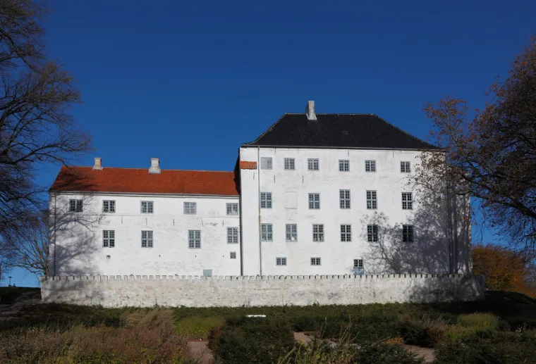 Dvorac Dragsholm, Danska - ovaj dvorac iz 14. stoljeća poznat je po legendi o Bijeloj ženi. Priča kaže da je gospodar dvorca ubio svoju suprugu nakon što je posumnjao da ga vara, a njezin duh od tada luta dvorcem.

Posjetitelji često prijavljuju osjećaj nelagode u određenim prostorijama dvorca, a neki tvrde da su vidjeli maglovitu figuru žene kako prolazi kroz zidove.