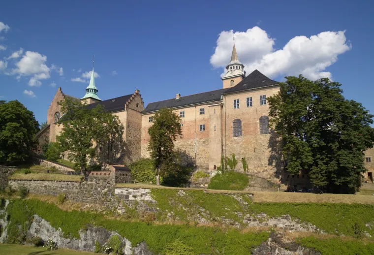 Tvrđava Akershus, Norveška - ova srednjovjekovna tvrđava u Oslu ima dugu i burnu povijest. Korištena je kao zatvor sve do 1950. godine, a poznata je po okrutnim metodama kažnjavanja zatvorenika. Mnogi vjeruju da duhovi bivših zatvorenika i dalje lutaju hodnicima tvrđave.

Čuvari i posjetitelji često prijavljuju čudne zvukove, neobjašnjive hladne točke i osjećaj da ih netko gura iako u blizini nema nikoga. Noćne ture tvrđavom posebno su popularne među ljubiteljima paranormalnog.