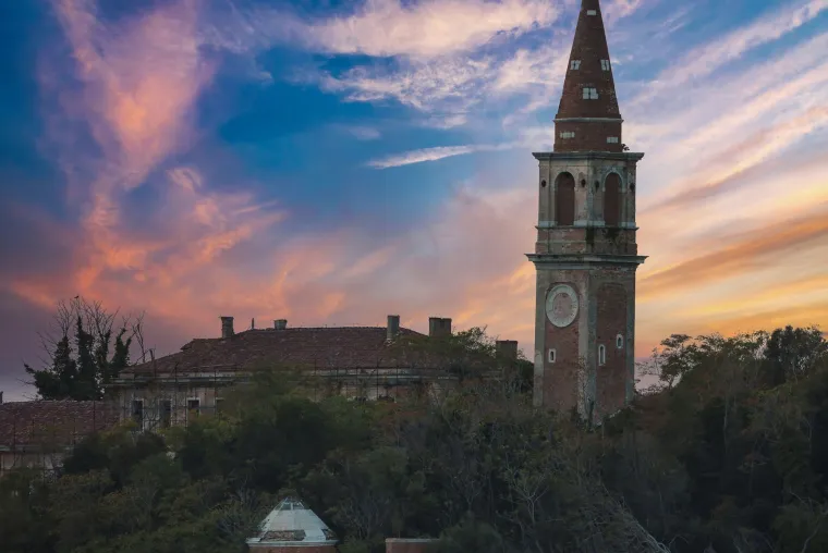 Otok Poveglia, Italija - ovaj mali otok u blizini Venecije ima mračnu povijest koja seže stoljećima unatrag. Tijekom epidemije kuge u 14. stoljeću, otok je korišten kao karantena za oboljele. Kasnije, u ranom 20. stoljeću, na otoku je bila smještena psihijatrijska bolnica.

Legende kažu da je jedan od liječnika u bolnici provodio okrutne eksperimente na pacijentima, što je navodno rezultiralo time da ga duhovi progone do ludila. Danas je otok napušten, ali mnogi koji su ga posjetili tvrde da su doživjeli paranormalne pojave.