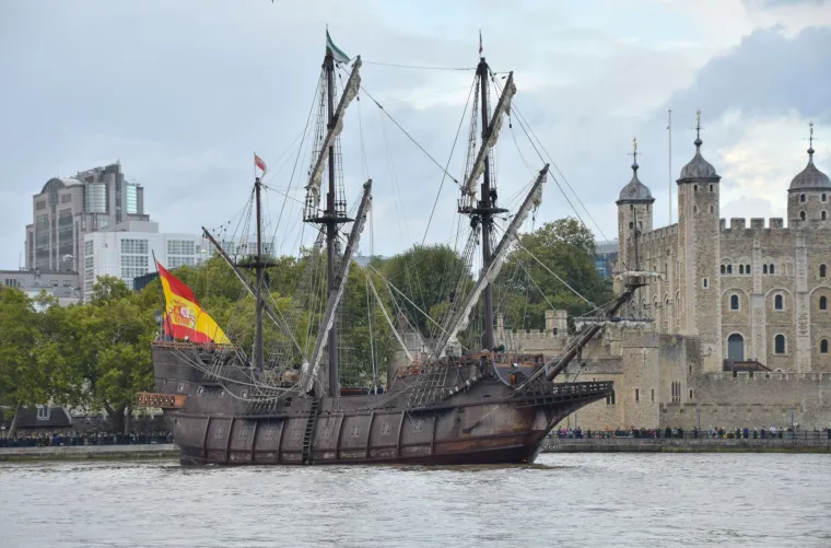 Tower of London, Engleska - Ova kultna londonska tvrđava svjedočila je brojnim krvavim događajima kroz povijest. Sagrađena u 11. stoljeću, služila je kao zatvor i mjesto pogubljenja mnogih poznatih ličnosti, uključujući tri kraljice: Anne Boleyn, Catherine Howard i Jane Grey.

Duh Anne Boleyn navodno se i danas može vidjeti kako šeta Tower Greenom, mjestom njezina pogubljenja. Posjetitelji i osoblje često prijavljuju neobjašnjive zvukove, hladne točke i osjećaj da ih netko promatra.