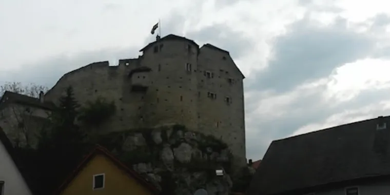 Dvorac Wolfsegg, Njemačka - smješten u Bavarskoj, ovaj dvorac iz 14. stoljeća poznat je po legendi o &quot;Bijeloj ženi&quot;. Priča kaže da je gospodar dvorca ubio svoju suprugu nakon što je posumnjao da ga vara, a njezin duh od tada luta dvorcem.

Posjetitelji često prijavljuju osjećaj nelagode u određenim prostorijama dvorca, a neki tvrde da su vidjeli maglovitu figuru žene kako prolazi kroz zidove.