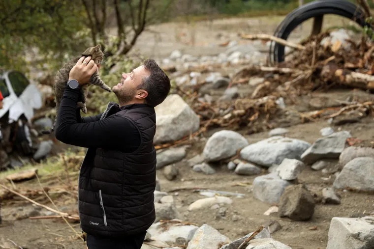 U selo je stigla pomoć iz svih dijelova Bosne i Hercegovine, a među njima i volonteri humanitarne organizacije &quot;Pomozi.ba&quot; iz Bihaća.