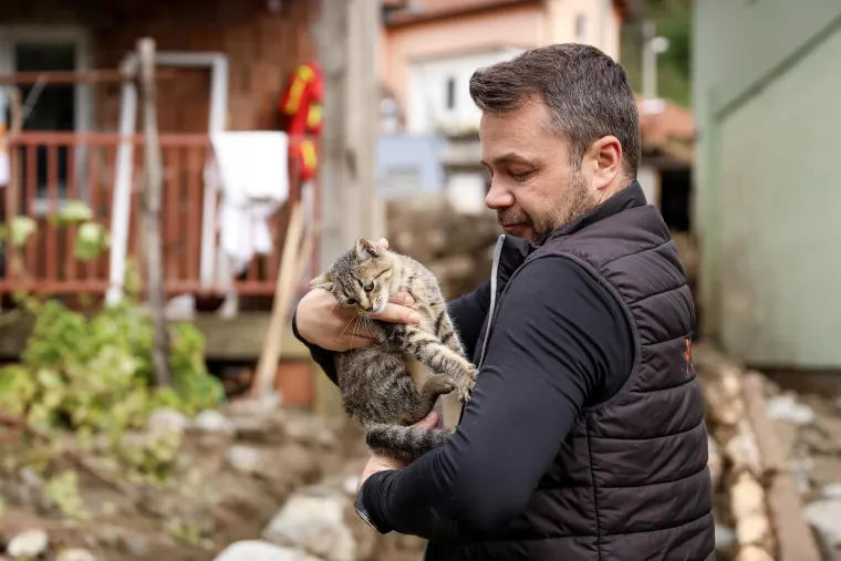 Volonter iz ruševina nadomak Jablanice spasio macu, čim ju je zagrlio odlučio je što će s njom