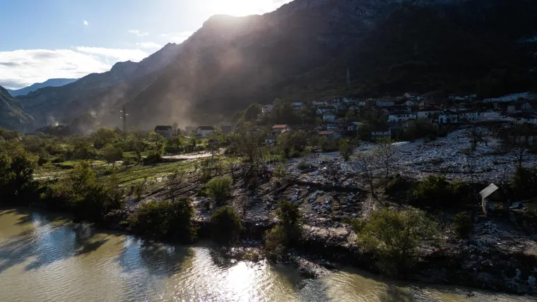 Prema fotografijama i snimkama koje dolaze s mjesta tragedije, izgleda kao da se neće tako brzo oporaviti od ove poplave, a što će donijeti nova, tek slijedi za vidjeti. 