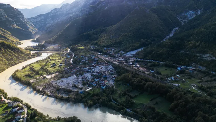 Paralelno se radi na električnoj i vodovodnoj mreži, uklanja se mulj, kamenje i sve ono što je bujica nanijela kako bi ceste što prije bile prohodne. 
