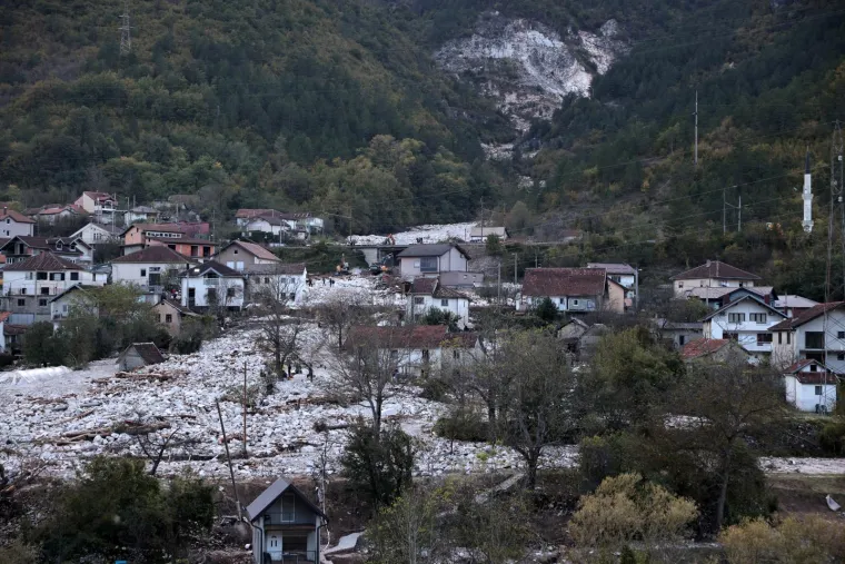 Pogled iz zraka na katastrofu izaziva jezu: Iz ovog kamenoloma krenula je lavina