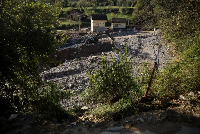 Pogled iz zraka na katastrofu izaziva jezu: Iz ovog kamenoloma krenula je lavina