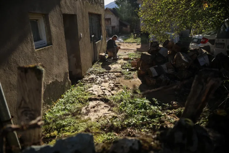 Pogled iz zraka na katastrofu izaziva jezu: Iz ovog kamenoloma krenula je lavina