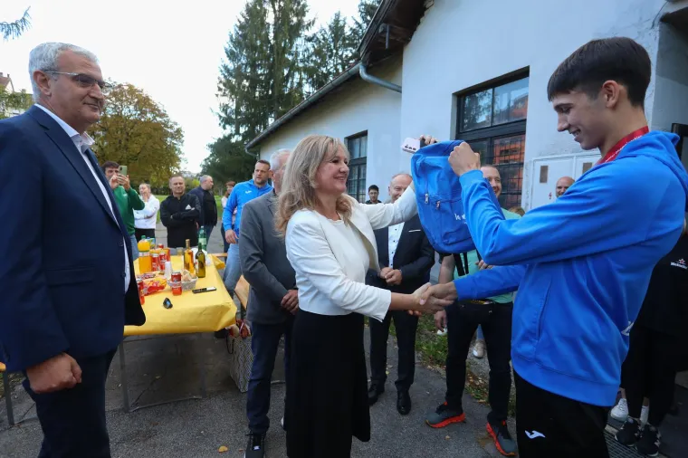 Ispred klupskih prostorija Oscara su dočekali brojni mladi sportaši i roditelji 
