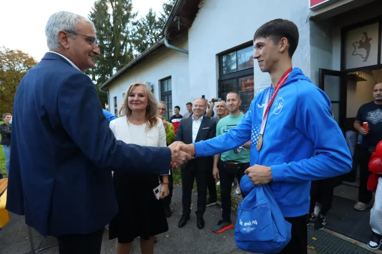 Svjetski juniorski prvak dobio doček za pamćenje: Lice puno ruža za usne, a malo se i popilo