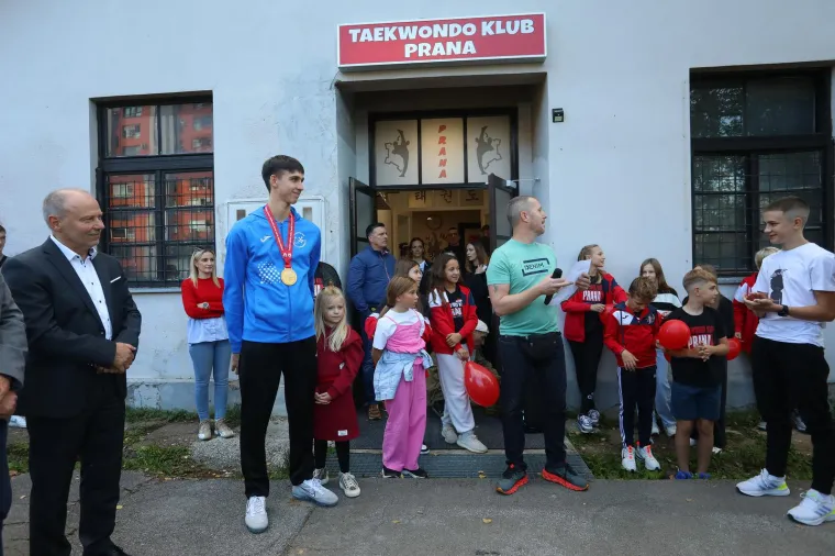 Svjetski juniorski prvak dobio doček za pamćenje: Lice puno ruža za usne, a malo se i popilo