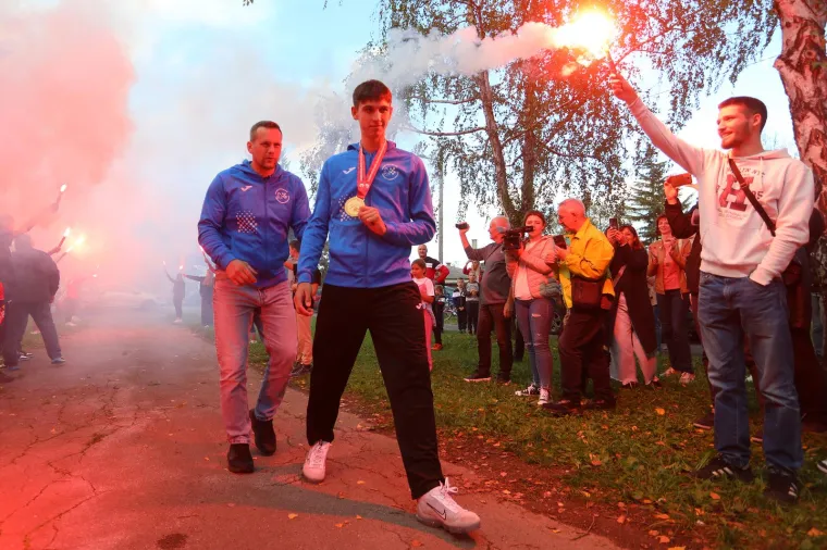 Svjetski juniorski prvak dobio doček za pamćenje: Lice puno ruža za usne, a malo se i popilo