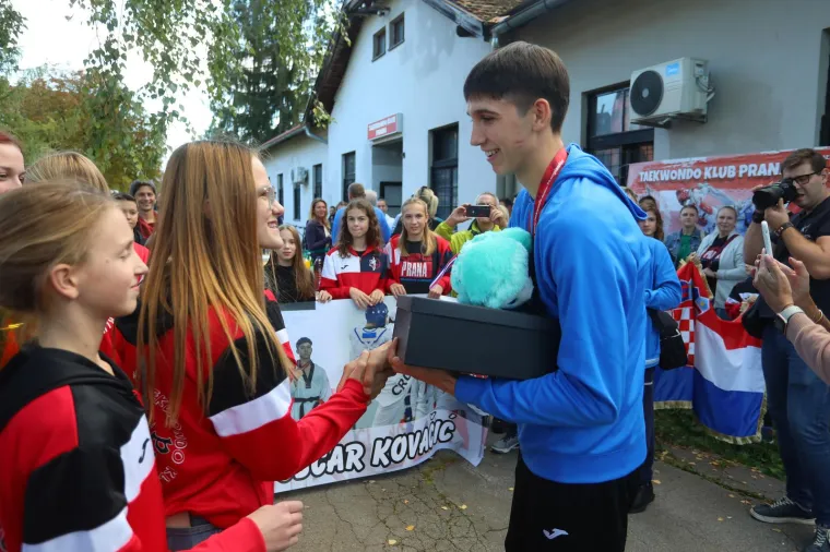 Svjetski juniorski prvak dobio doček za pamćenje: Lice puno ruža za usne, a malo se i popilo