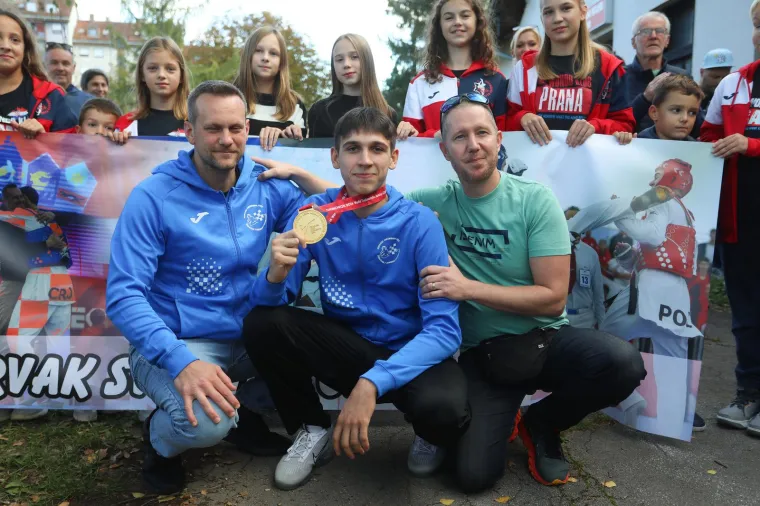 Svjetski juniorski prvak dobio doček za pamćenje: Lice puno ruža za usne, a malo se i popilo