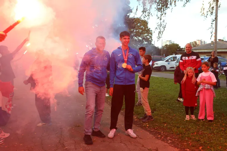 Svjetski juniorski prvak dobio doček za pamćenje: Lice puno ruža za usne, a malo se i popilo
