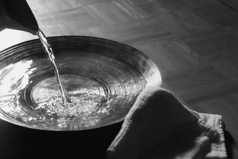 Logika iza ovoga je da vukodlaci predstavljaju prokletu ili demonsku prirodu, koju sveti predmeti mogu potisnuti. Prskanje svete vode na vukodlaka ili pokazivanje križa navodno može uzrokovati bol i tjerati ga.